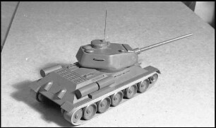 Freiburg: Holzspielzeug, Tank T 34 Modell, von unten