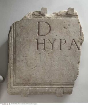 Tafelfragment mit Grabinschrift "D(is) M(anibus) // HYPA[]... "