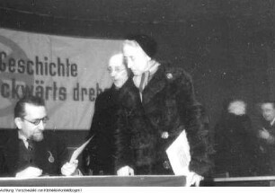 Dresden. Wilhelm Koenen auf dem Landeskongreß für Einheit und Frieden in Dresden (links im Bild), 1. März 1948
