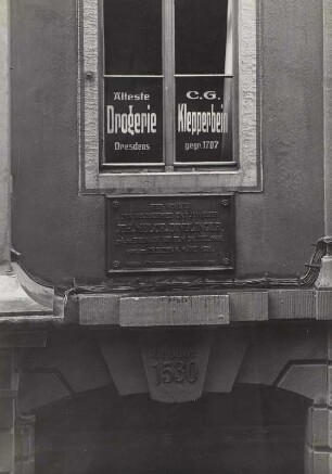 Dresden, Frauengasse, Dinglingerhaus (auch: Chabonisches Haus oder Klepperbeinsches Haus), Detail der Fassade: Gedenktafel für J. M. Dinglinger