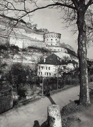 Würzburg, Festung Marienberg : Würzburg. Festung Marienberg. Maschikuliturm. M. v. Welsch, J. B. Neumann. Talseite von Südwesten