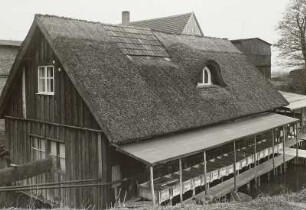 Waren/Mecklenburg: Binnenfischerei. Fischereiproduktionsgenossenschaft Waren: Fischbrutanstalt Groß-Gievietz. (als Pfahlbau über der Peene stehend - aus dem Mühlstau fließt das Wasser dauernd zu den Brutgefäßen).