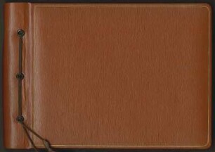 Fotoalbum Schulausflug nach Frauenstein 1960 : Fotoalbum Schulausflug nach Frauenstein (Erzgebirge) 1960. Kunstledereinband, goldgeprägt und mit Kordelbindung; 18 x 26 x 2,5 cm (1960). Dresden: SLUB/DF 2017.C.112