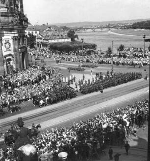 Dresden, Schloßplatz. Einzug der 4. Division in Dresden, 9. August 1940
