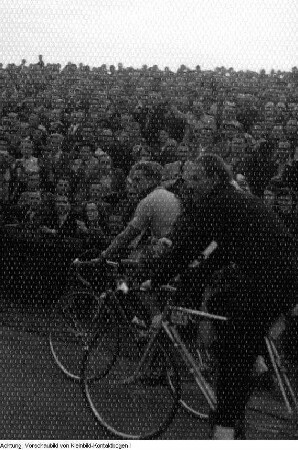 Dresden, Platz der Einheit (heute: Albertplatz), Radrennen Internationale Friedensfahrt, Ankunft der Fahrer, Interview von Heinz-Florian Oertel mit Gustav-Adolf "Täve" Schur, 1965
