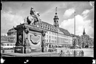Dresden, Reiterdenkmal August des Starken (Goldener Reiter) und Neustädter Rathaus