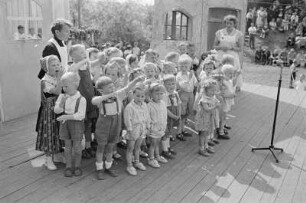 Schul- und Heimatfest in Ostro. Kulturprogramm der Kindergartenkinder : Šulski a wjesny swjedźeń we Wotrowje. Kulturny program : Ostro / Wotrow