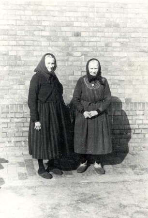 Tracht aus Geierswalde : Kleidung - Hoyerswerdaer Tracht. Ort: Lejno / Geierswalde. Zwei Frauen (die Frau rechts trägt von der Hoyerswerdaer Tracht nur die Schürze und das Kopftuch).