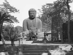 Großer Buddha (Daibutsu) von Kamakura : Kamakura. Kōtoku-in-Tempel. Großer Buddha (Daibutsu, Darstellungen des Buddha Amitabha in sitzender Meditationshaltung) (1252 begonnen; Ōno-Gorōemon, Tanji-Hisatomo). Bronze; H. 11,4 m, Gewicht 93 t. Aufnahme mit kleinem Jungen