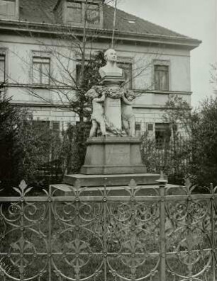 Theresienstraße : Denkmal für Gustav-Nieritz. Marmor, Porphyr, Kalkstein (1878; G. Kietz). Dresden-Neustadt, Theresienstraße