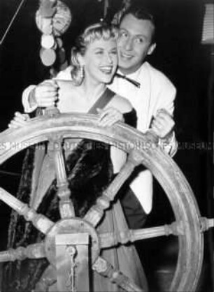 Peter Alexander und Bibi Jones bei Dreharbeiten auf der Havel