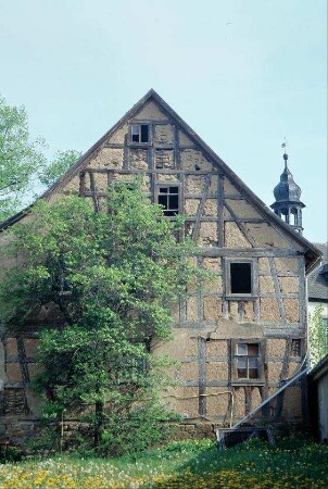 Giebelwand eines stark beschädigten Fachwerkgebäudes