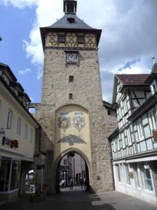 Stadtbefestigung - Stadttor (oberer Torturm) von Feldseite mit Schießscharten sowie Allianzwappen (in Aussparung des Fallgatters)