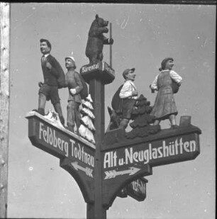 Geschnitzter Wegweiser
