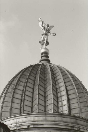 Fama : Ausstellungsgebäude des Sächsischen Kunstvereins. Glaskuppel mit Fama von Robert Henze