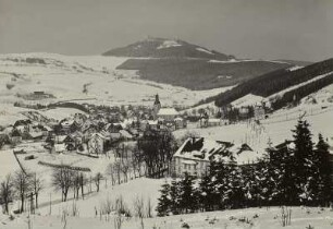 Geising mit Geisingberg. Ortsansicht vom Schützenhaus