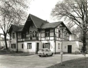 Dresden-Blasewitz, Naumannstraße 3. Ärztehaus. Um 1900. Hof- und Eingangsseite