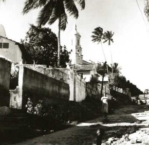 Olinda, Brasilien. Straßenbild mit Kirchturm