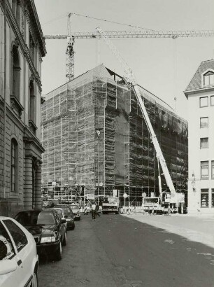 Dresden-Altstadt. Ständehaus, Teilansicht während Sanierung und Umbau mit Dachöffnung für Materialtransporte per Kran. Blick auf die Ecke Augustusstraße / Brühlsche Gasse mit Turmdrehkran im großen Innenhof und Mobildrehkran in der Gasse