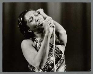 Etta Cameron : Portrait der Jazz, Gospel- und Blues-Sängerin Etta Cameron bei einem Konzert mit dem Hannes-Zerbe-Quintett im Deutschen Hygiene-Museum Dresden