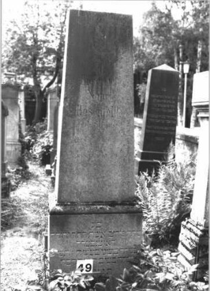 Grabstein 49 (Index: 100114346) Material: Kalkstein Zustand: leicht verwittert Maße HxBxT: 200x61x43 cm Beschreibung: Obelisk, getreppter Sockel: Grabstein 49