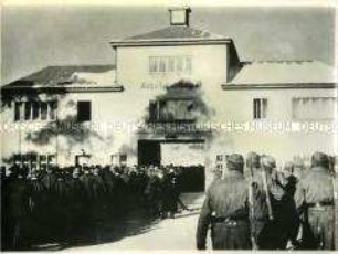 Häftlingskolonne marschiert durch das Torhaus ins KZ Sachsenhausen