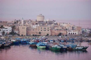 Tripolis - Hafen und Stadt : Fischereihafen und Altstadt von Tripolis, Libyen, aufgenommen 2006