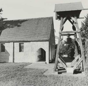 Glockenstuhl in Förstgen : Grimma-Förstgen. Friedhofskapelle (1935). Ansicht mit Glockenstuhl und Glocke