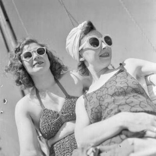 Elisabeth Gremmler (rechts) und eine Freundin mit Bademode in einem Segelboot