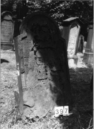 Grabstein 397 (Index: 99629898) Material: Sandstein Zustand: vorne völlig abgeblättert Maße HxBxT: 123x66x11 cm Beschreibung: Stele mit eingezogenem Rundbogenabschluß, Schriftfeld eingetieft: Grabstein 397