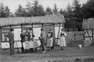 Szenenbilder aus der Komödie "Wenn der Hahn kräht" von August Hinrichs auf der Freilichttribüne Rehberge in Berlin