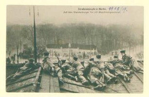 Straßenkämpfe in Berlin. Auf dem Brandenburger Tor mit Maschinengewehren.