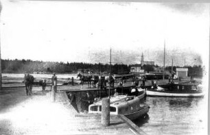 Photographien von Lappland. Arvidsjaur. Bootsanlegestelle mit Blick zur Kirche