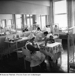 Kinderklinik in der Medizinischen Akademie, Zirkusvorführung im Innenhof