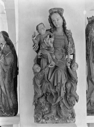 Madonna auf zwei Löwen und zwei Engeln thronend