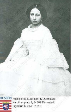 Alice Großherzogin v. Hessen und bei Rhein geb. Prinzessin v. Großbritannien (1843-1878) / Porträt in weißem Kleid, stehend, Kniestück