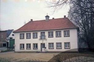 Möllner Landstraße 81: ehemalige Gemeindeverwaltung: traufständiges Haupthaus: Straßenfront mit Eingang, Dachreiter
