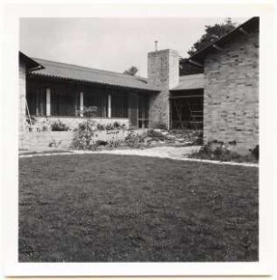 Garten Günther Vollberg, Berlin-Grunewald: Blick zum Haus mit Mauer