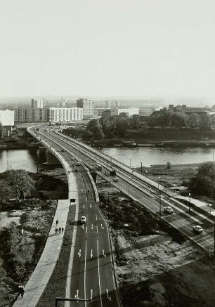 Dresden. Blick über die Carolabrücke nach Süden : Dresden. Blick vom Hochhaus der Pädagogischen Hochschule nach Süden über die Dr.-Rudolf-Friedrichs-Brücke (Carolabrücke)