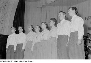 Gemischter Chor beim Bezirksausscheid der Volkskunstgruppen 1954