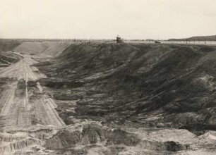 Zeißholz südwestlich Hoyerswerda, Kippengelände der Grube Clara III. Zuschütten des ausgekohlten Tagebaues