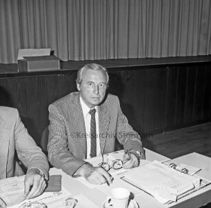 Gemeindetag: Kreisverband Stormarn des Schleswig-Holsteinischen Gemeindetages: Großhansdorf: "Waldreitersaal": Mitgliederversammlung: Vorsitzender Friedrich Sievert, Bürgermeister von Barsbüttel, auf Podium