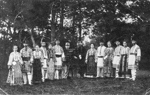 Gruppe in Tracht mit zwei Uniformierten