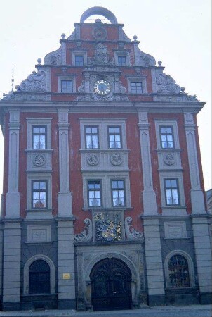 Westseite des Rathauses mit reich verziertem Giebel, Portal, Wappen