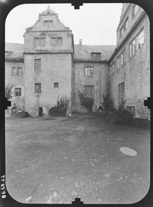Ranis. Burg (Erwähnung 1199, 13./14. Jh.). Hauptgebäude über den Burghof von Norden
