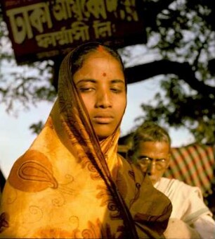 "Unterwegs". Junge Frau unter einem Baum : Indien. "Unterwegs". Junge Frau unter einem Baum