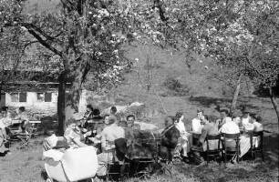 Vogtsburg: Gartenlokal unter Blüten, Tische näher