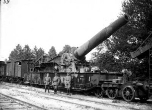 Erster Weltkrieg : Drei deutsche Soldaten vor einer Kanone auf einem Güterzug