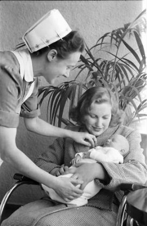 Freiburg: Mutter, Baby und Schwester