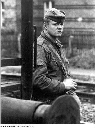 Deutschland . Truppenübungsplatz Klietz. Nationale Volksarmee - Landstreitkräfte. Truppenverlegung per Eisenbahnmarsch. Soldat (als Posten?) neben einem Eisenbahnwagen